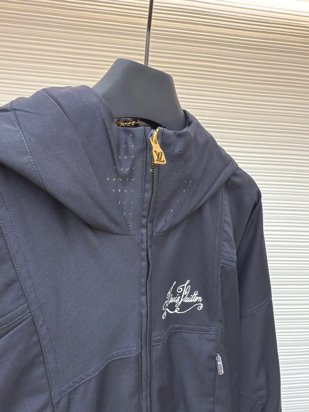 LOUIS VUITTON hooded windbreaker jacket ●Authentic product: Purchased and developed for 31000 ●Item number: 1680632-C10 ●Fabric: waterproof fabric ●Technology: made on positioning cutting machine ●Version: fitted version ●Weight: about 1150 grams ●Size: 42-44-46-48 ●Description: Made of customized Tri-Durance waterproof and rainproof fabric , a full set of accessories are customized, YKK two-way zippers, and all hardware are molded and customized to provide the performance required in the alpine environment. It is thin and wear-resistant, windproof, waterproof and breathable. It is suitable for a variety of activities. It is compatible with StormHood™. The hood is well protected and does not affect the line of sight. Step in The pockets are equipped with WaterTight™ zippers for easy access to items, and the zippers facilitate quick ventilation. The splicing design allows for free movement. There is a logo print on the chest, a printed design on the brim, and engraved buttons on the cuffs. The overall routing is straight and delicate. The fabric is comfortable and soft, with consistent colors and no color difference. It can be matched with the same style to create a fashionable look, and can be used in various occasions. Customized accessories, complete with three standards, same style for men and women!
